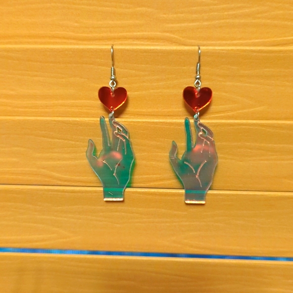 NWT/IP: (unbranded)🔥🧟❤️👋ZOMBIE HAND W/HEART👋❤️🧟🔥 acrylic dangle earrings! - Picture 2 of 4